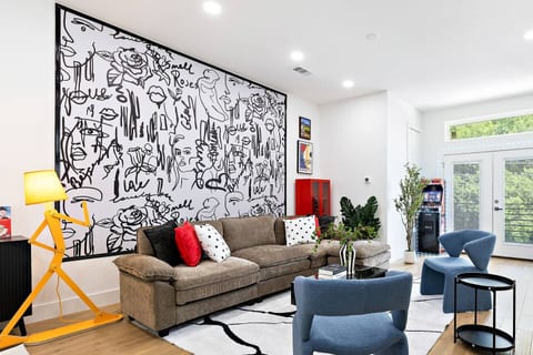 Trendy Uptown Hideaway w/hottub, FREE gameroom