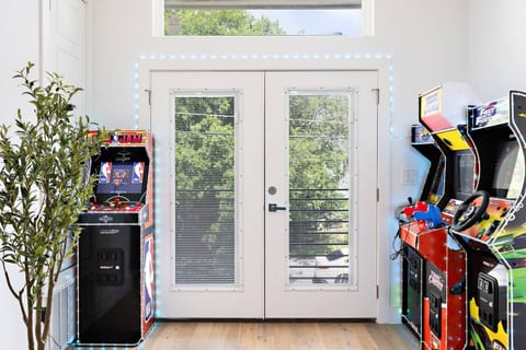 Trendy Uptown Hideaway w/hottub, FREE gameroom
