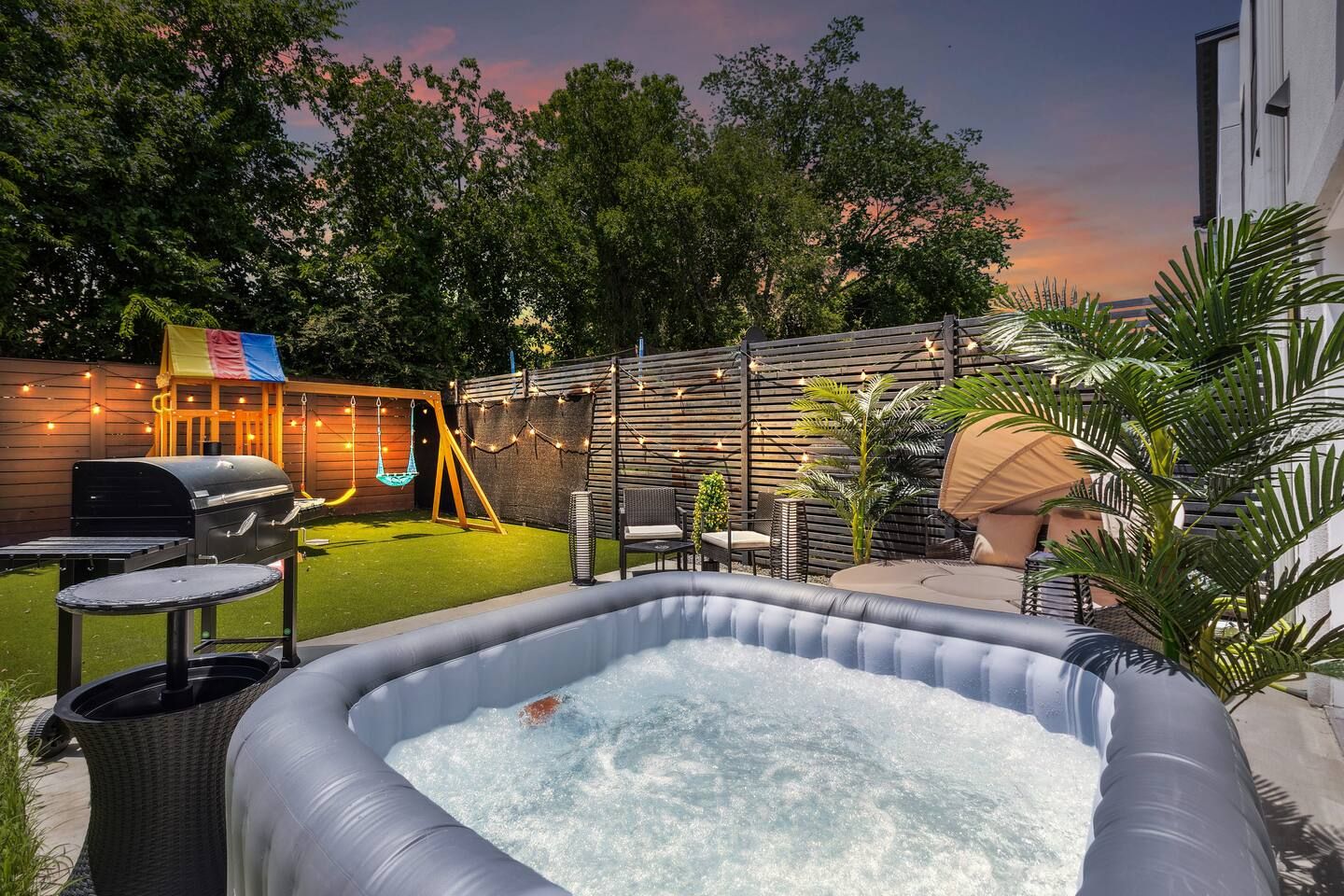 Trendy Uptown Hideaway w/hottub, FREE gameroom