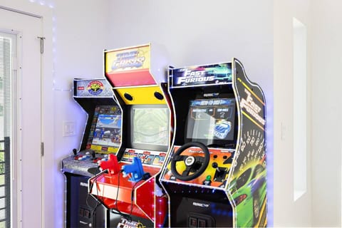Trendy Uptown Hideaway w/hottub, FREE gameroom