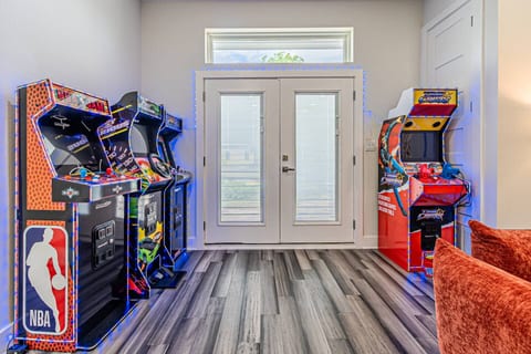 Big Triplex Dallas Retreat w/game rooms