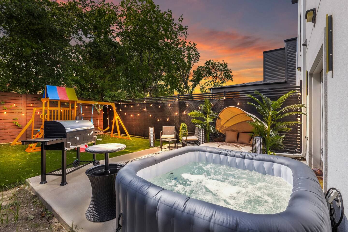 Big Triplex Dallas Retreat w/game rooms