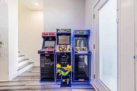Big Triplex Dallas Retreat w/game rooms