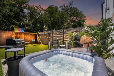 ContempoCasa•Designer Gem w/hottub, FREE game room