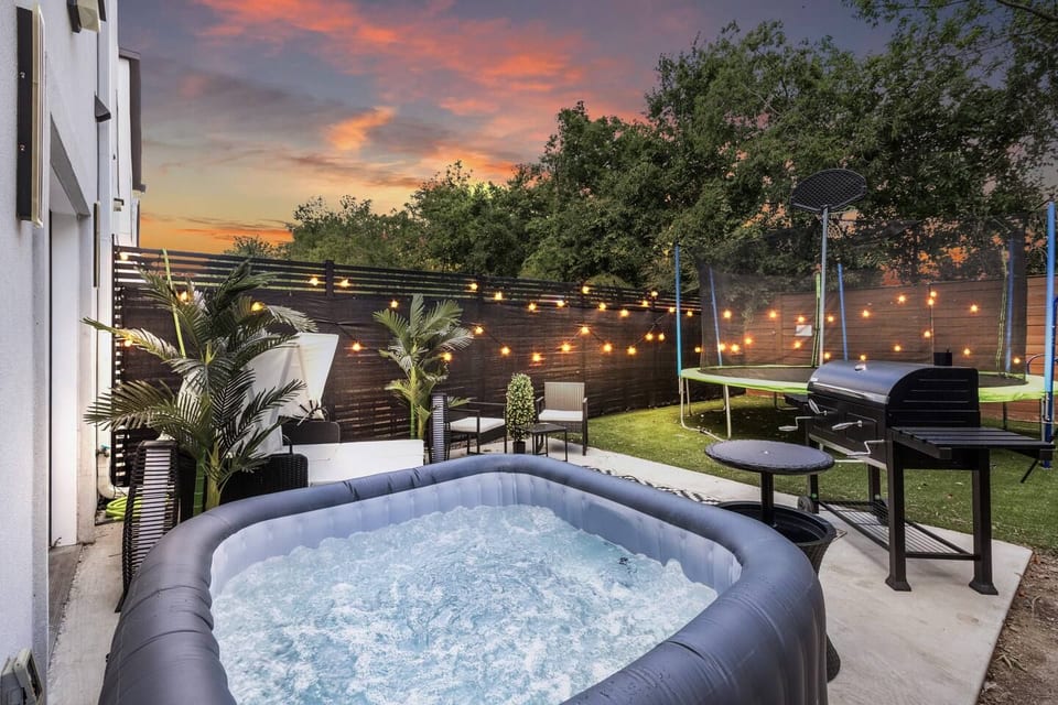 ContempoCasa•Designer Gem w/hottub, FREE game room - Dallas