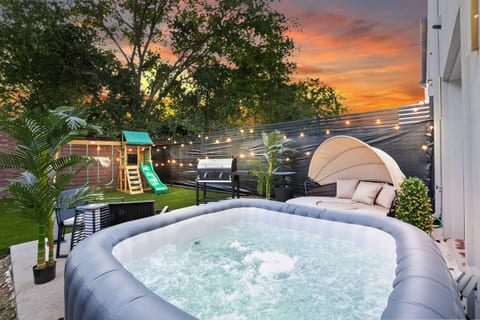 ContempoCasa•Designer Gem w/hottub, FREE game room