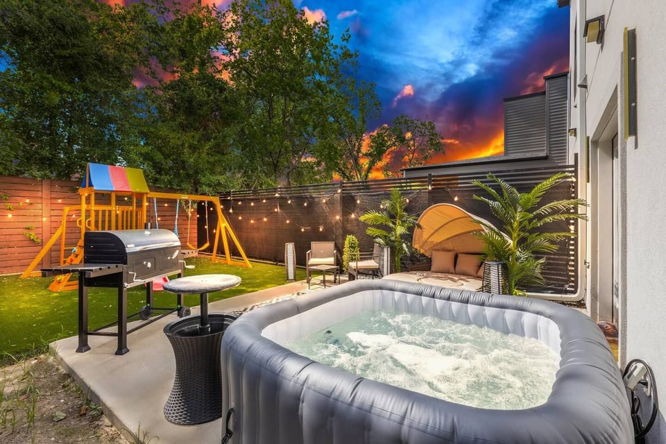 Duplex house w/hottub, FREE game - Dallas