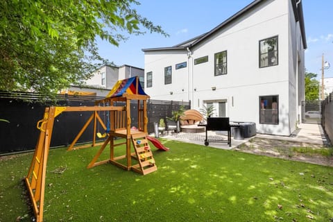 Duplex house w/hottub, FREE game