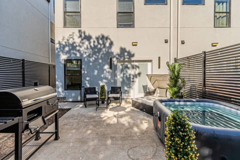 Triplex house w/hot tub, FREE game room