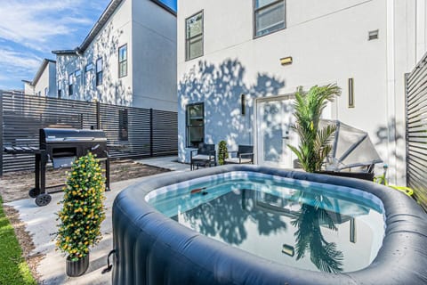 Triplex house w/hot tub, FREE game room