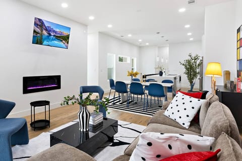 Double duplex w/hot tub, FREE game room