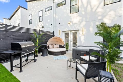Double duplex w/hot tub, FREE game room