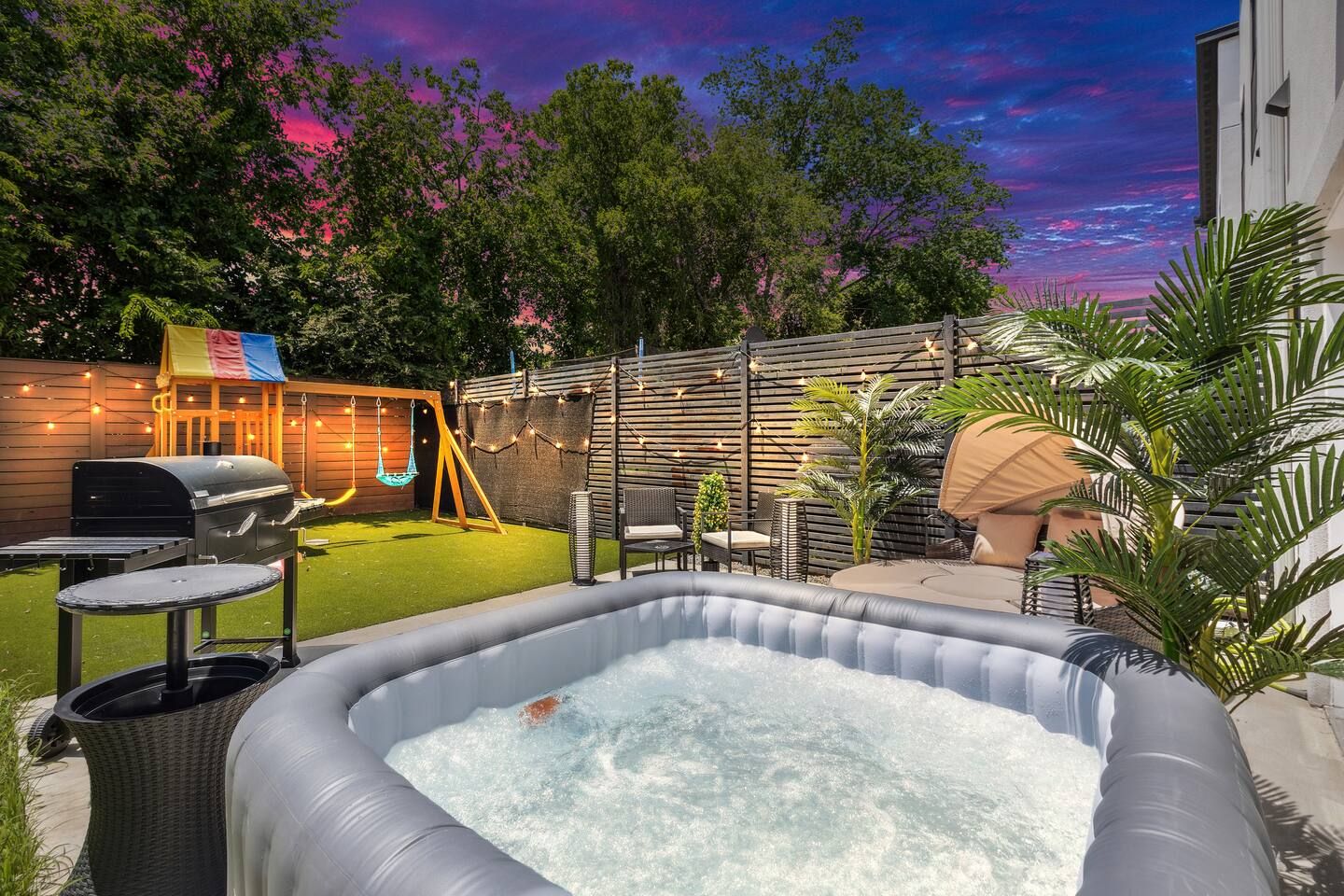 Double duplex w/hot tub, FREE game room