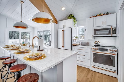 Sunrise cottage - Full kitchen has everything you need to prepare meals. Just steps to the kitchen table, large island counter or out the side slider to the waiting picnic table and large poly wood chairs.