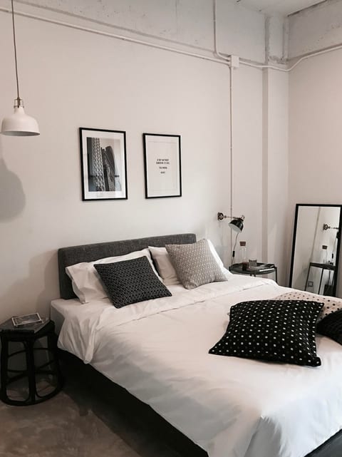 PRIVATE LOFT STYLE STUDIO WITH GREAT WORK SPACE image 1