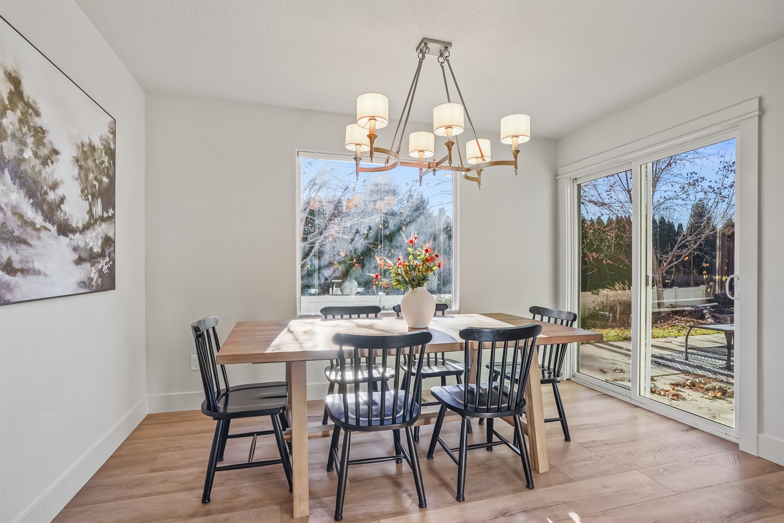 spacious-5-bedroom-retreat-with-pool-access/