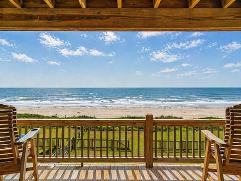 Beachfront|Hot Tub|Putt Putt|Fire Pit|Pet Friendly