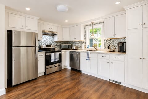 Dennis Beach House - Walk to Beach - Pet Friendly