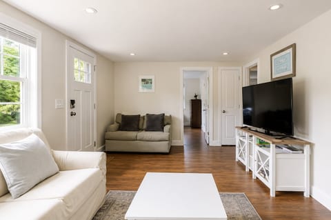Dennis Beach House - Walk to Beach - Pet Friendly