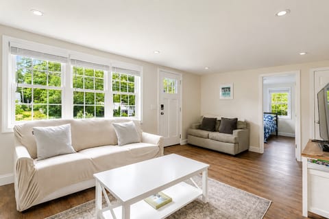 Dennis Beach House - Walk to Beach - Pet Friendly