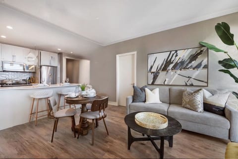 Yaletown Oasis | King Bed | 2BR+2BA | Parking
