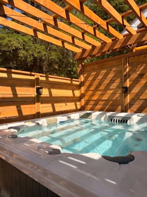Charming Lakeside Log Cabin | Private Hot Tub