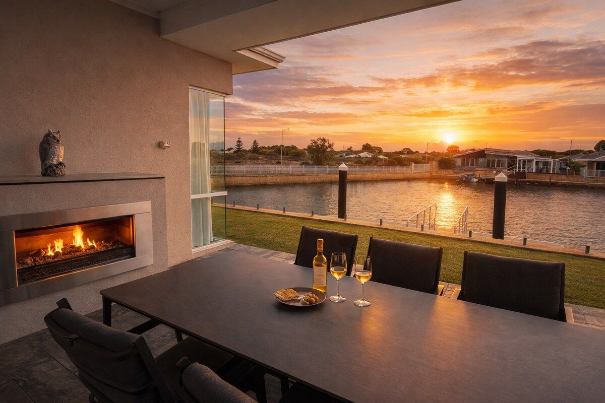 Enjoy candlelit dinners with tranquil canal views — the perfect way to end your day.