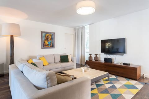 ★Luxury Designer Getaway ~ Stunning Downtown Views