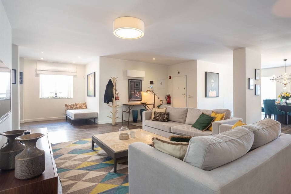 Luxury Designer Getaway ~ Stunning Downtown Views - Lisbon