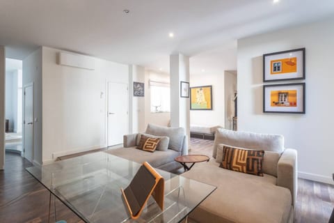 ★Luxury Designer Getaway ~ Stunning Downtown Views