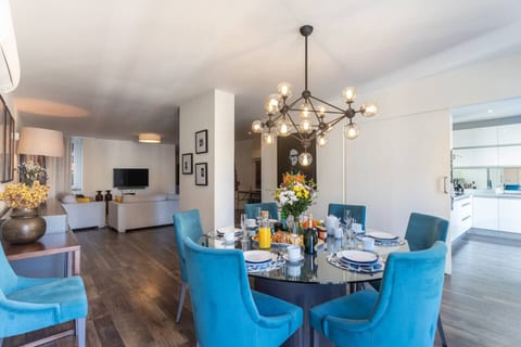 ★Luxury Designer Getaway ~ Stunning Downtown Views