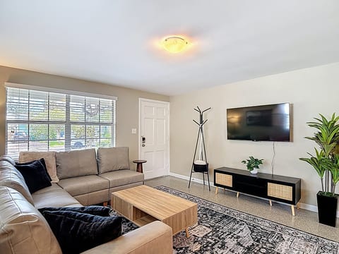 Comfortable Living Room w/ Seating for All