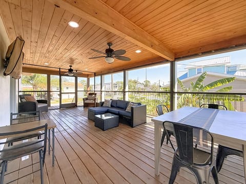 Screened patio with seating & smart tv