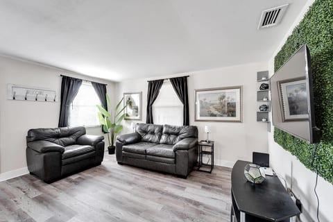 Private Tampa Home. Quick Drive to Attractions