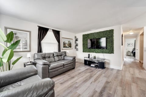 Private Tampa Home. Quick Drive to Attractions