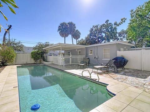 Palmetto Beach Compound. Pool. 4 Apartments