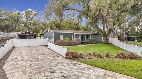 Private Pool, Games & Firepit Ultimate Tampa Fun House