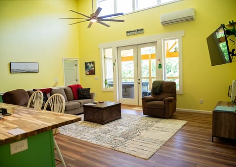 Creekside lily pad in Dahlonega with hot tub and mtn views