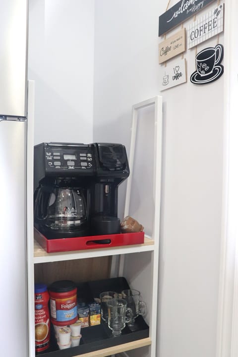 Garden 2 BR Apt -Free Parking/Wifi/Laundry/Workstn image 5