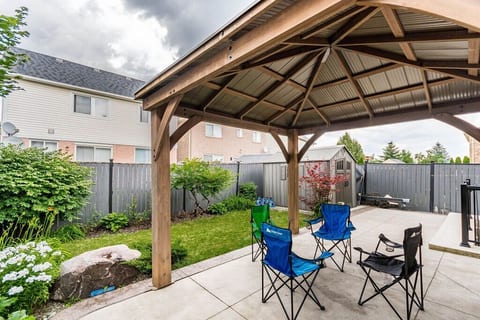 Garden 2 BR Apt -Free Parking/Wifi/Laundry/Workstn image 3