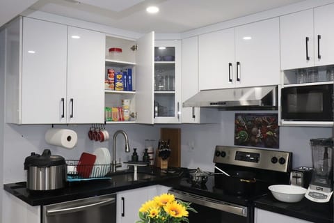 Garden 2 BR Apt -Free Parking/Wifi/Laundry/Workstn image 4