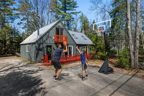 Cozy Mountain Chalet+ Hot Tub+ Firepit+ Game Room