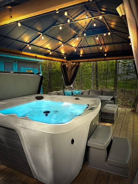 Cozy Mountain Chalet+ Hot Tub+ Firepit+ Game Room