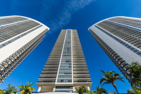 Ocean Breeze Luxury Retreat. Steps to Beach