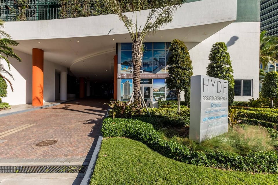 Ocean Breeze Luxury Retreat. Steps to Beach - Hollywood