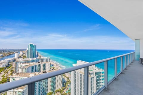 Ocean Breeze Luxury Retreat. Steps to Beach