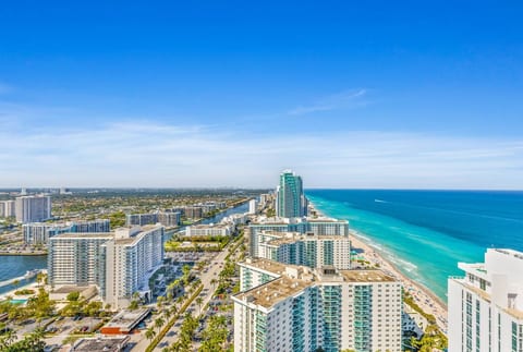 Ocean Breeze Luxury Retreat. Steps to Beach