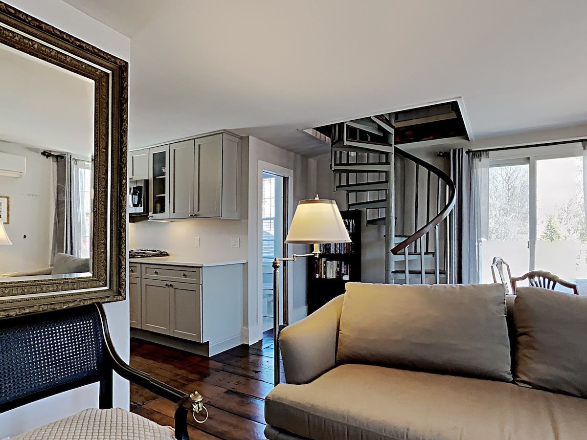 Historic 1827 House | 3BR • AC • Upstairs