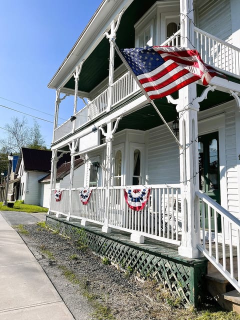 The 1827 House has easy access from RT 100 where you can walk to fine restaurants and venture to close by Wilmington, Manchester and lots of trails!