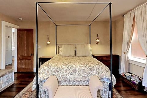 Comfortable and romantic Queen Victorian room